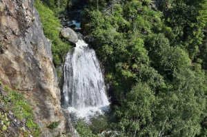 Профессиональный альпинист очистил склоны от свободно лежащих камней на экскурсионном маршруте «Водопад Корбу»